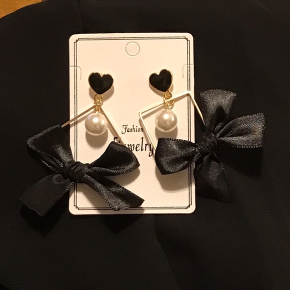Black and gold heart n bow earrings. - Picture 2 of 2